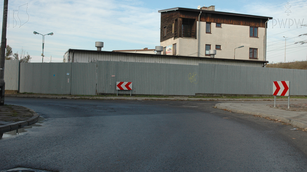 Materiał do pytania: W którym momencie, kierując motocyklem, powinieneś rozpocząć hamowanie zamierzając pokonać ostry łuk drogi?