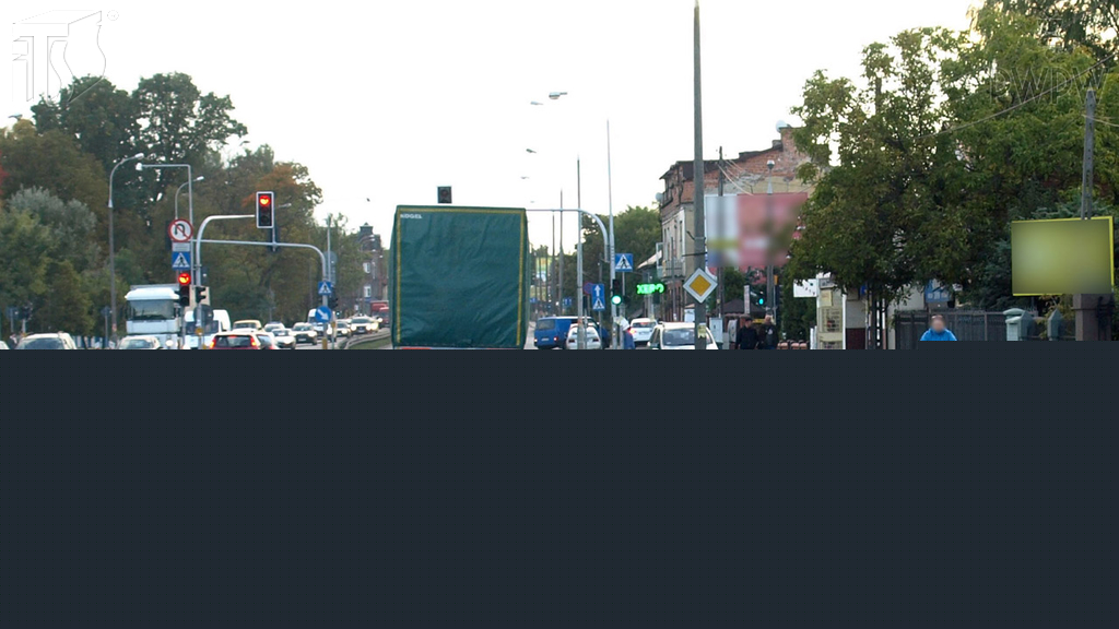 Materiał do pytania: Jaki odstęp, kierując motorowerem, masz obowiązek zachować od jadącego przed tobą pojazdu w obszarze zabudowanym?