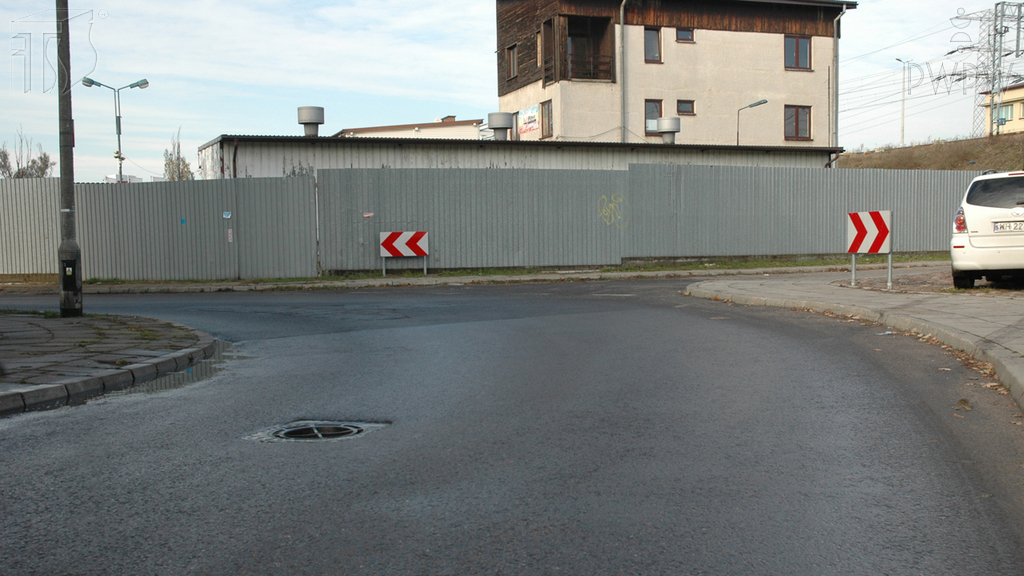 Materiał do pytania: W którym momencie, kierując motorowerem, powinieneś rozpocząć hamowanie zamierzając pokonać ostry łuk drogi?