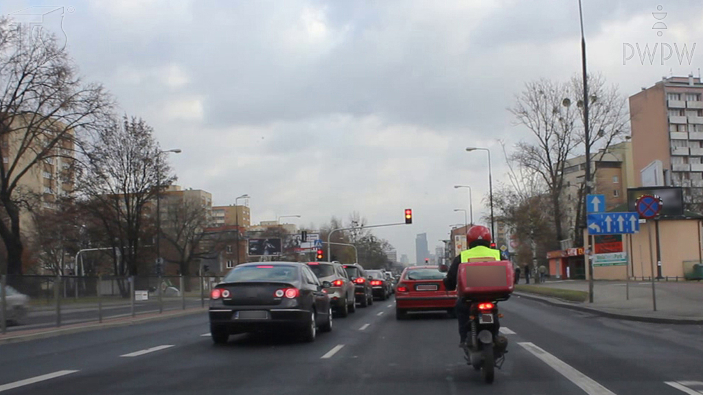 Materiał do pytania: Jaki czynnik powinieneś w szczególności uwzględnić kierując motorowerem, aby zachować bezpieczny odstęp od poprzedzającego pojazdu?