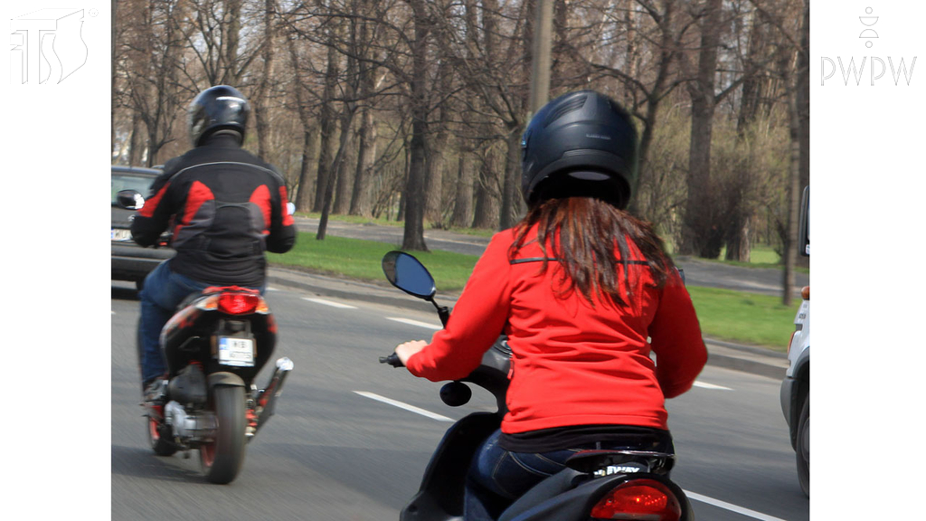 Materiał do pytania: Jaka jest minimalna, określona przepisami, odległość pomiędzy jadącymi kolumnami motorowerów?