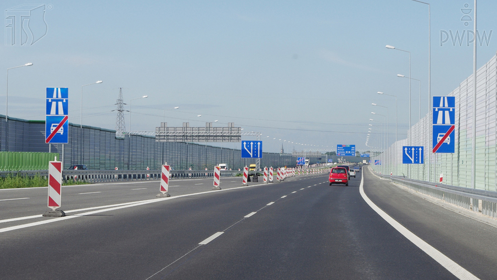 Materiał do pytania: Czy jadąc autostradą i nie wykonując żadnych manewrów powinieneś obserwować drogę za motocyklem?