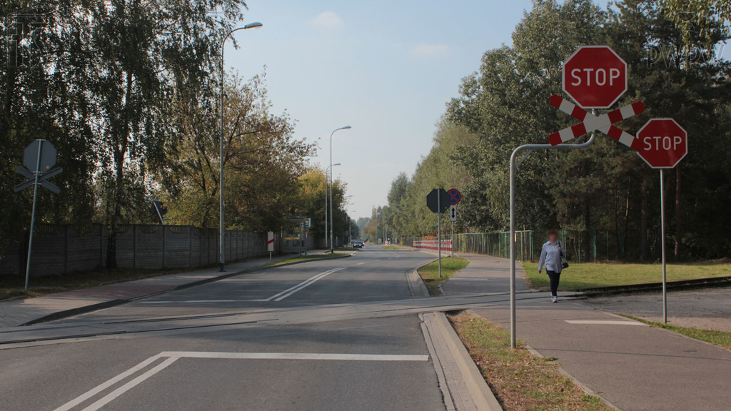 Materiał do pytania: W jaki sposób, dojeżdżając motocyklem do przejazdu kolejowego, upewniasz się, że nie nadjeżdża pociąg?