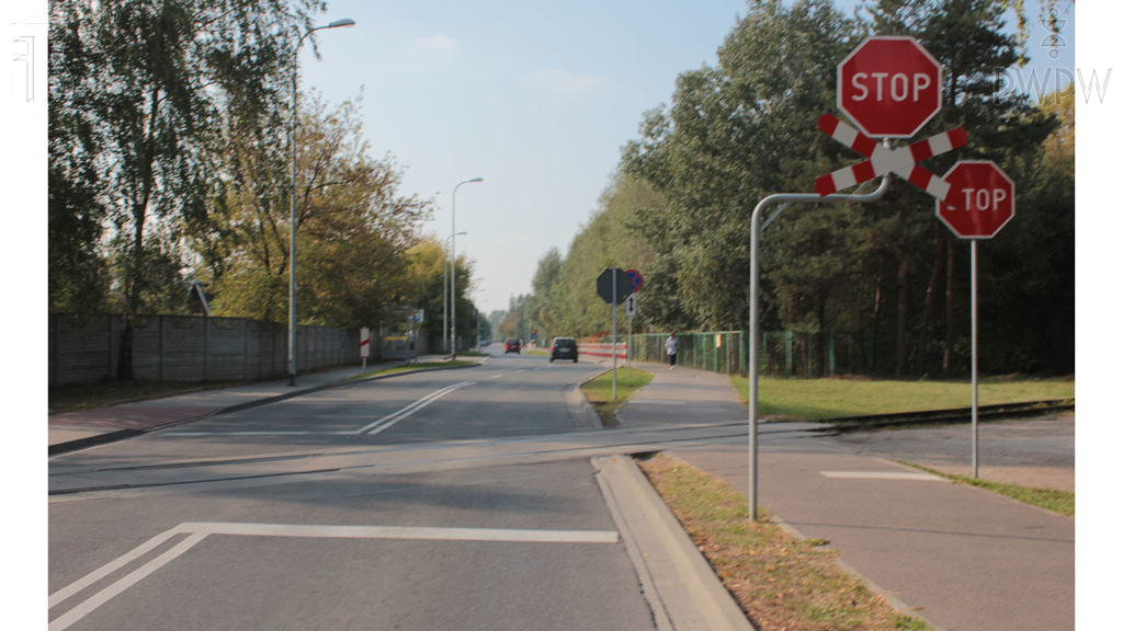 Materiał do pytania: W jaki sposób, dojeżdżając motorowerem do przejazdu kolejowego, powinieneś upewnić się, czy nie nadjeżdża pociąg?