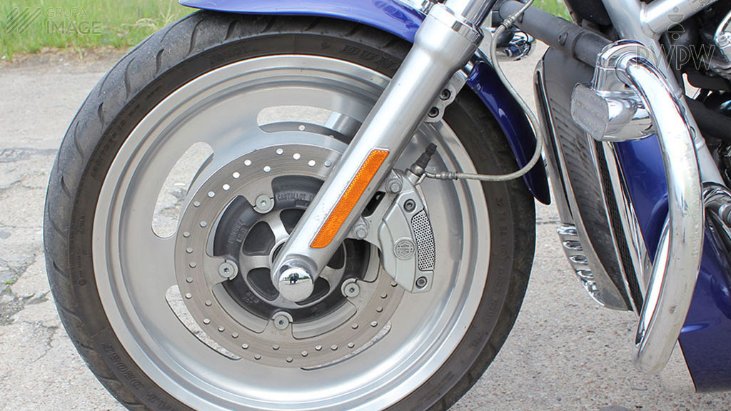 Materiał do pytania: Jak powinieneś zareagować na uślizgi boczne przedniego koła, gdy jedziesz motocyklem po nawierzchni gruntowej?