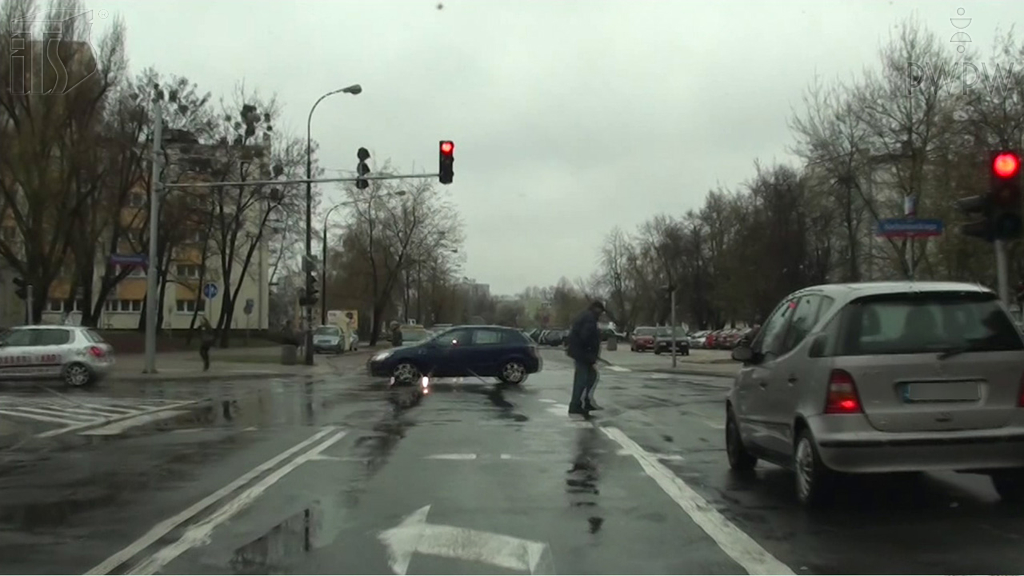 Materiał do pytania: W jaki sposób powinieneś hamować motorowerem na śliskiej nawierzchni?