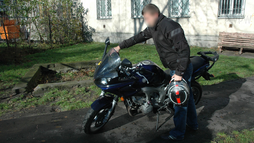 Materiał do pytania: Której z tych czynności nie masz prawa wykonywać, gdy kierujesz motocyklem?