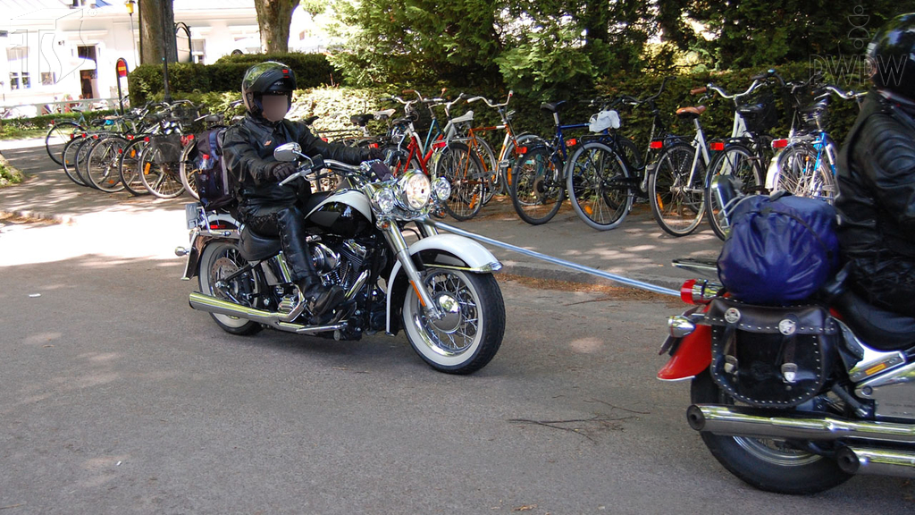 Materiał do pytania: Czy masz prawo kierować holowanym motocyklem, jeśli nie posiadasz prawa jazdy uprawniającego do kierowania nim?