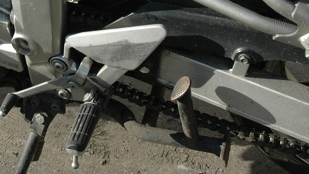 Materiał do pytania: Kiedy należy regulować naciąg łańcucha napędowego motocykla?