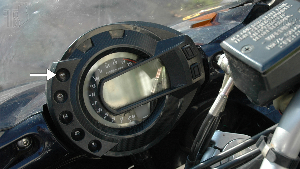 Materiał do pytania: Jak postąpisz, jeżeli podczas jazdy motocyklem zaświeci się lampka kontrolna ciśnienia oleju?