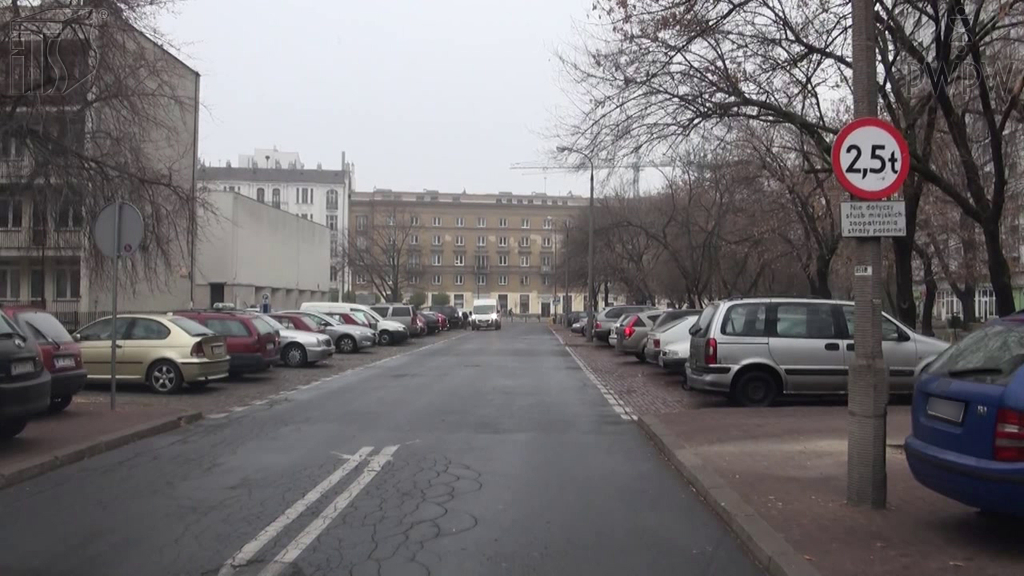 Materiał do pytania: Czy kierując ciągnikiem rolniczym z przyczepą masz prawo wjechać na drogę oznaczoną tym znakiem?