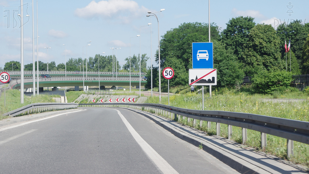Materiał do pytania: Którym z wymienionych pojazdów masz prawo wjechać na tak oznakowaną drogę?