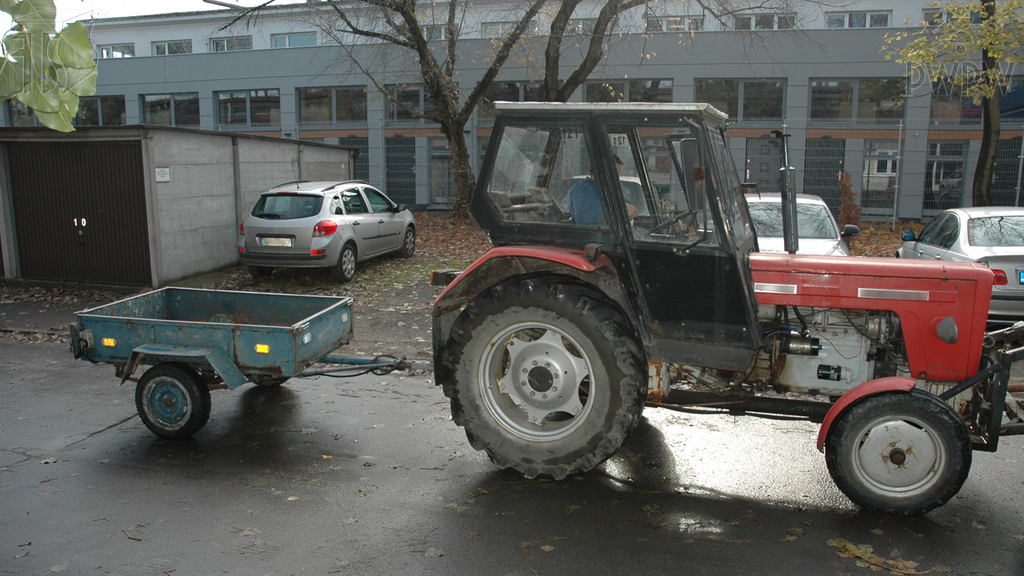 Materiał do pytania: Jak uzyskasz największą skuteczność hamowania silnikiem, kierując zespołem pojazdów, składającym się z ciągnika i przyczepy?