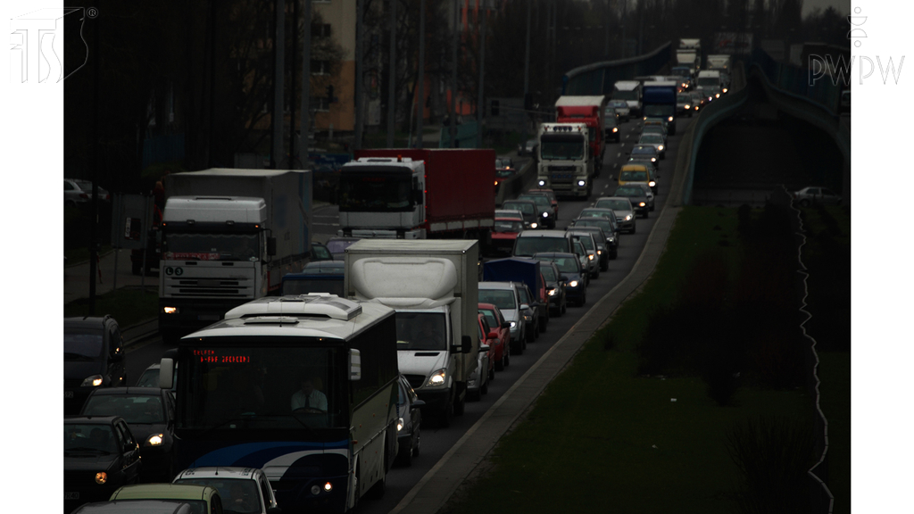 Materiał do pytania: Kiedy, kierując samochodem ciężarowym, podczas jazdy od zmierzchu do świtu masz prawo używać świateł drogowych?