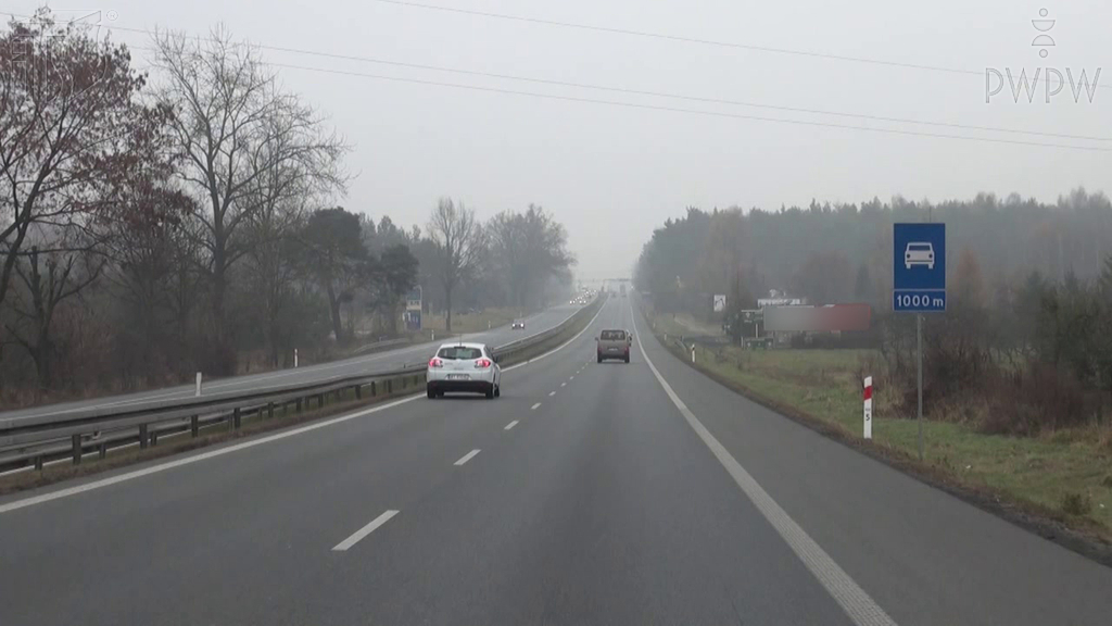 Materiał do pytania: Jaka jest maksymalna prędkość, z którą masz prawo jechać drogą za tym znakiem, gdy kierujesz autobusem o długości do 6 m?
