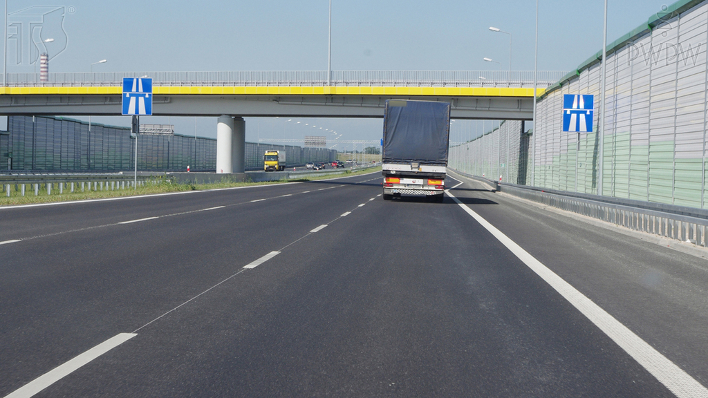 Materiał do pytania: Jaka jest maksymalna dopuszczalna prędkość, z którą masz prawo jechać drogą za tym znakiem, gdy kierujesz autobusem o liczbie miejsc nie większej niż 15?