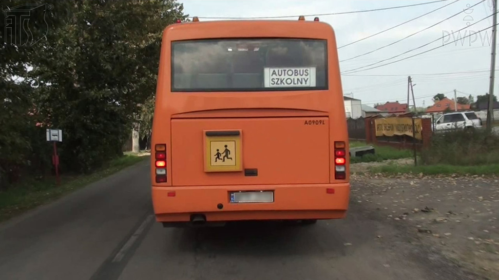 Materiał do pytania: Który z tych elementów stanowi obowiązkowe wyposażenie autobusu szkolnego?
