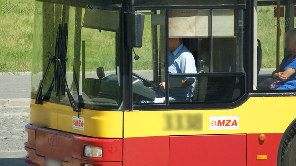 Materiał do pytania: Który z przedmiotów stanowi obowiązkowe wyposażenie autobusu używanego w komunikacji miejskiej?
