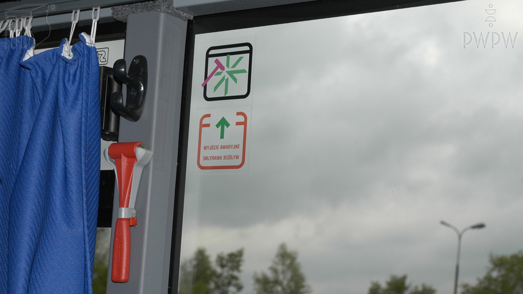 Materiał do pytania: Czy zanim rozpoczniesz jazdę autobusem wyposażonym w wyjścia awaryjne, masz obowiązek upewnić się, że dostęp do nich nie jest utrudniony?