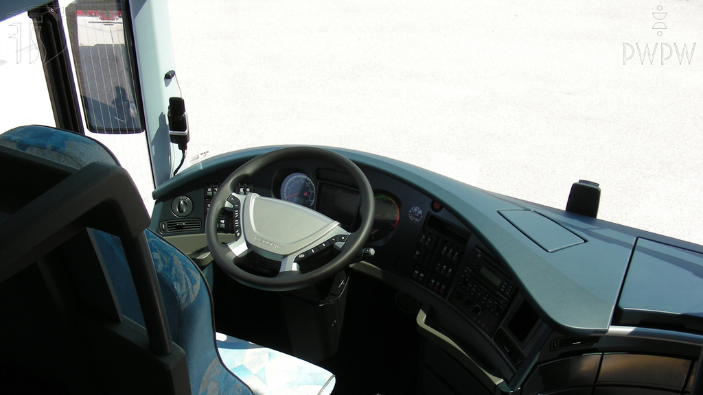 Materiał do pytania: Jakie czynniki mogą ograniczać pole widzenia kierowcy autobusu?
