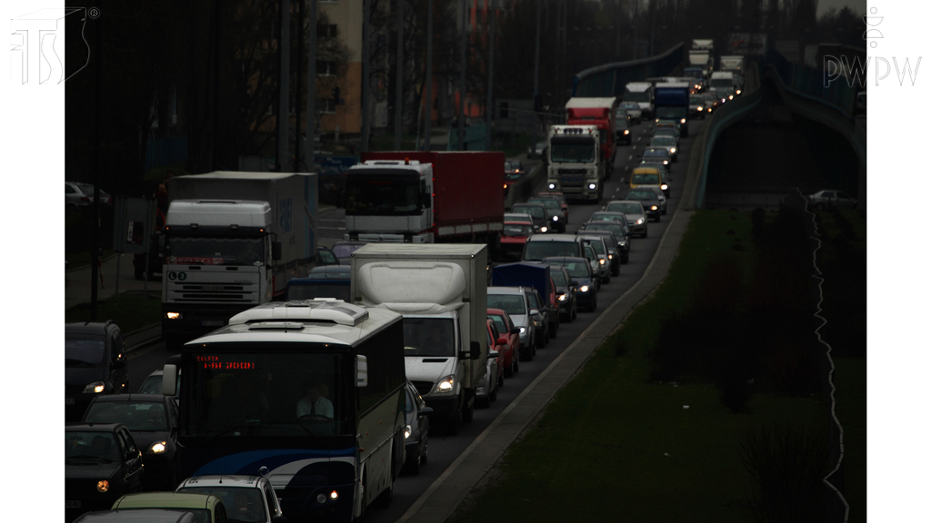 Materiał do pytania: Kiedy, kierując autobusem, podczas jazdy od zmierzchu do świtu, możesz używać świateł drogowych?