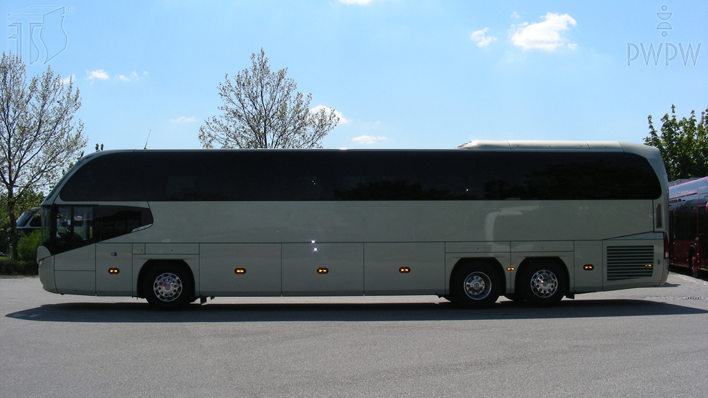 Materiał do pytania: Co powinien zrobić kierowca autobusu przed rozpoczęciem manewru cofania?