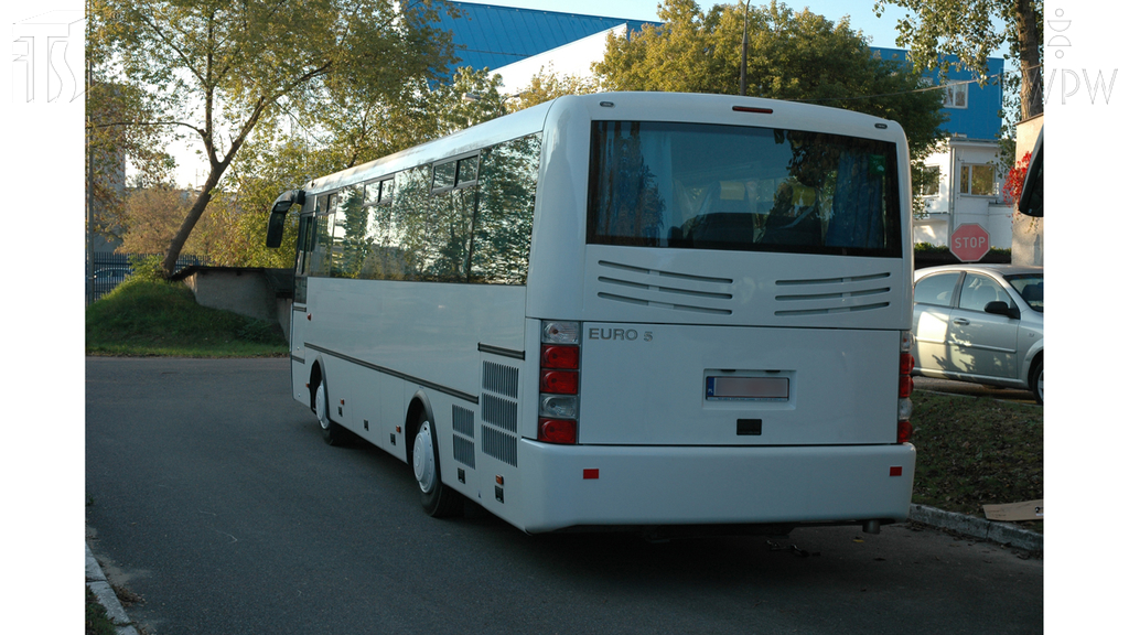 Materiał do pytania: Którą z wymienionych czynności, kierując autobusem, powinieneś wykonać w celu uzyskania największej skuteczności hamowania silnikiem?