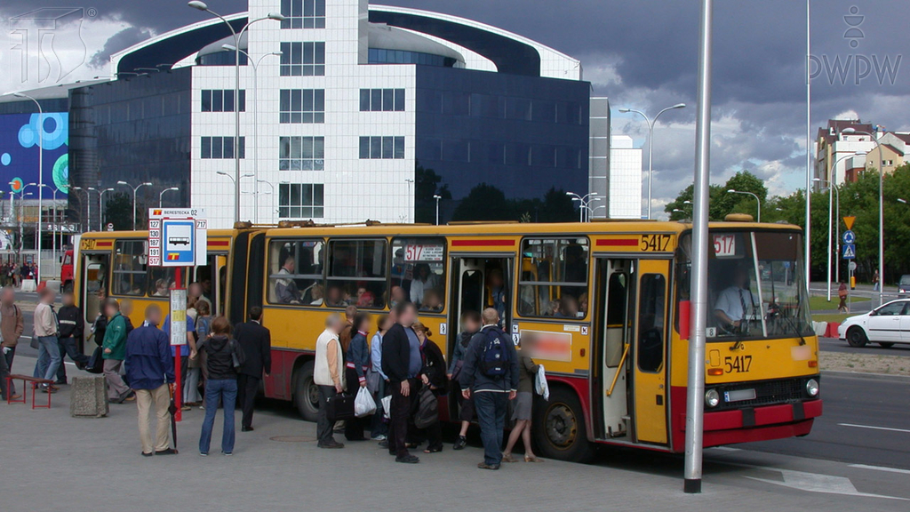 Materiał do pytania: Ile może wynosić łączna masa przewożonych w autobusie osób i ich bagażu?