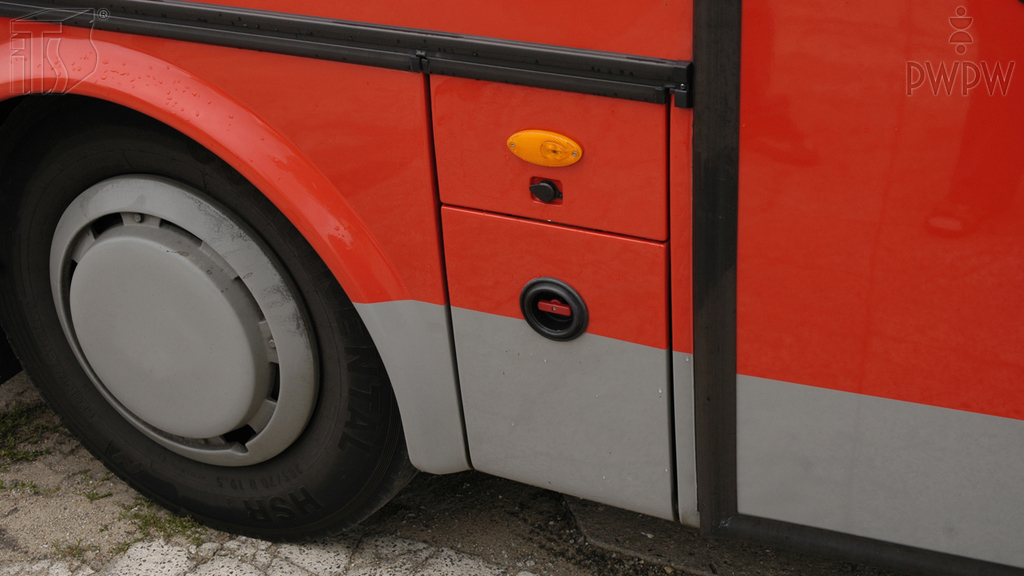 Materiał do pytania: Jakie niezbędne czynności powinien wykonać kierowca autobusu w czasie wymiany koła na drodze?