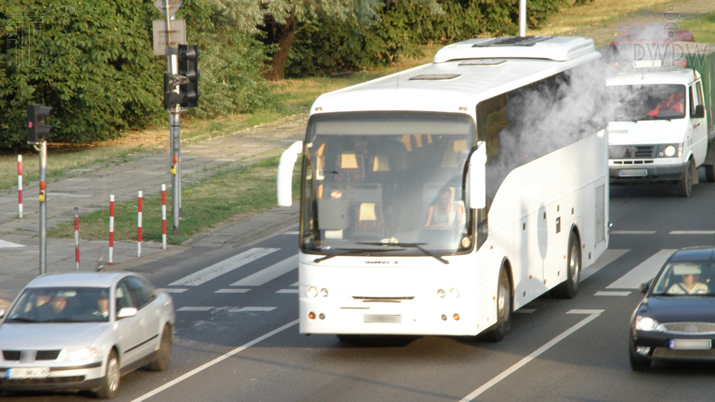 Materiał do pytania: O co, w pierwszej kolejności, masz obowiązek zadbać w przypadku pożaru autokaru, którym kierujesz?