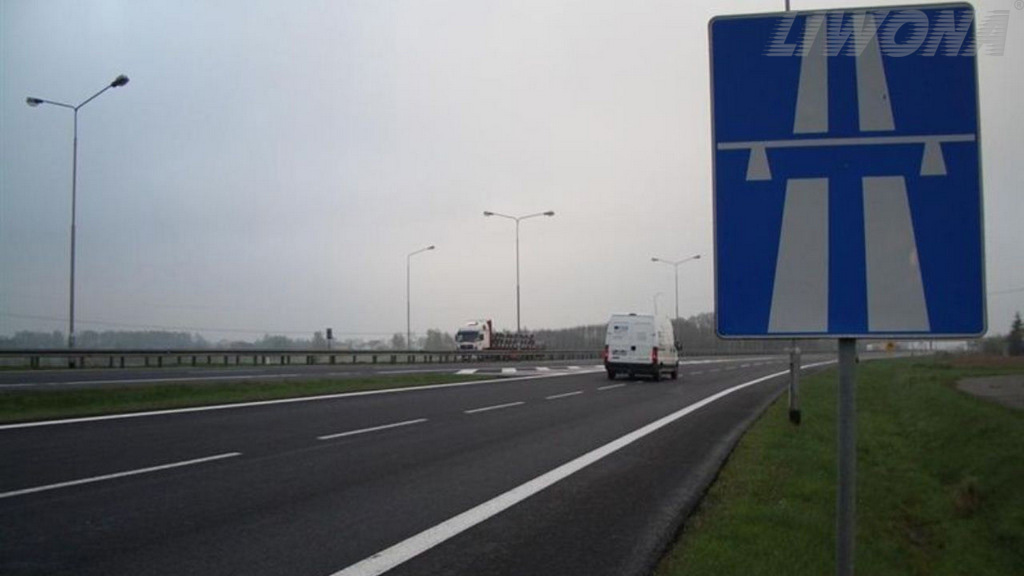 Materiał do pytania: Czy dopuszczalne jest holowanie samochodem osobowym na autostradzie do najbliższego wyjazdu lub miejsca obsługi podróżnych?