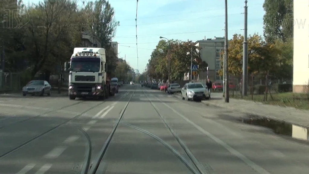 Materiał do pytania: Czy w tej sytuacji, skręcając w lewo do zajezdni, masz pierwszeństwo przed pojazdem nadjeżdżającym z przeciwka?