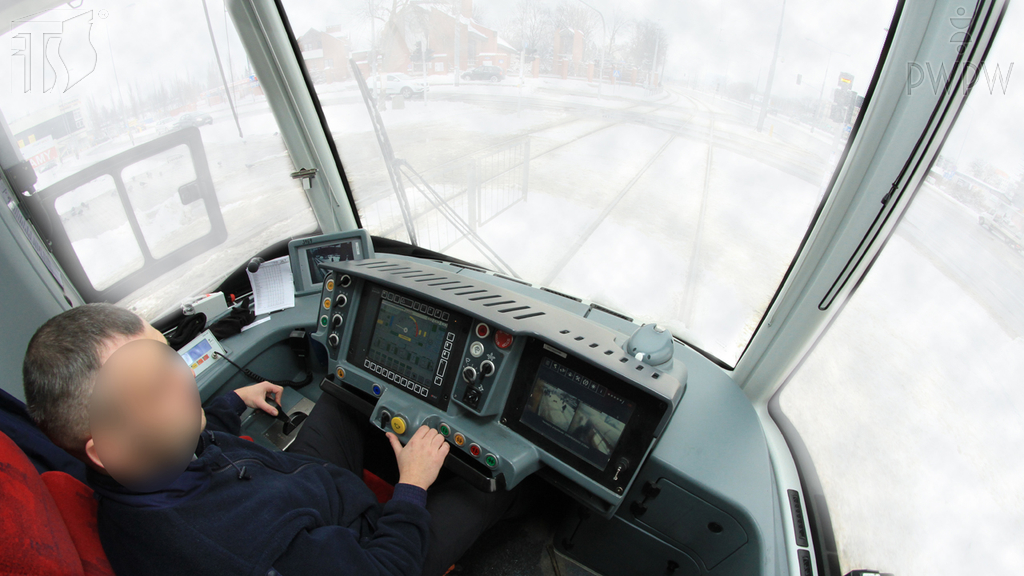 Materiał do pytania: Czy kierując tramwajem podczas zatrzymania wynikającego z warunków ruchu drogowego w warunkach zmniejszonej przejrzystości powietrza, możesz używać świateł przeciwmgłowych przednich?
