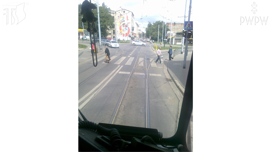 Materiał do pytania: Czy w tej sytuacji masz prawo kontynuować jazdę pod warunkiem ustąpienia pierwszeństwa pieszym?
