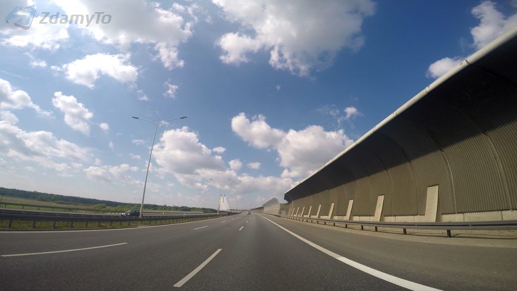 Materiał do pytania: Z jaką dopuszczalną prędkością wolno Ci się poruszać kierując samochodem osobowym ciągnącym przyczepę lekką na autostradzie?