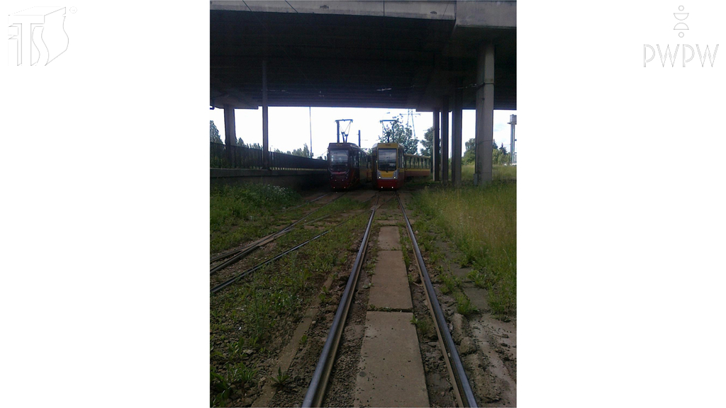 Materiał do pytania: Czy w tej sytuacji jednoczesna jazda obu tramwajów na wprost jest dozwolona?