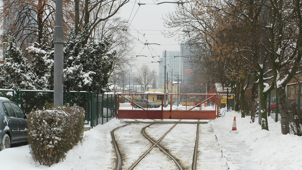 Materiał do pytania: Co może być przyczyną nadmiernego poślizgu tramwaju podczas rozruchu i hamowania?