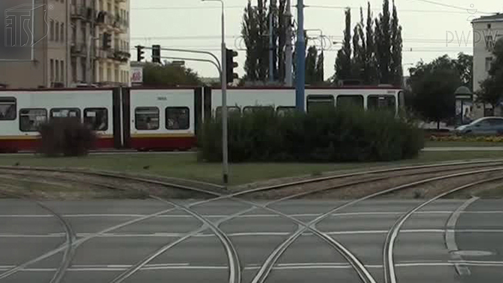 Materiał do pytania: Co należy uwzględnić podczas przejazdu przez krzyżownicę tramwajową?