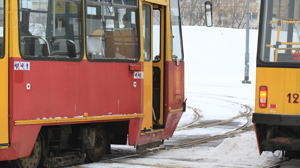 Materiał do pytania: O czym należy pamiętać przed rozpoczęciem spychania składu tramwajów, uszkodzonego w wyniku kolizji ?