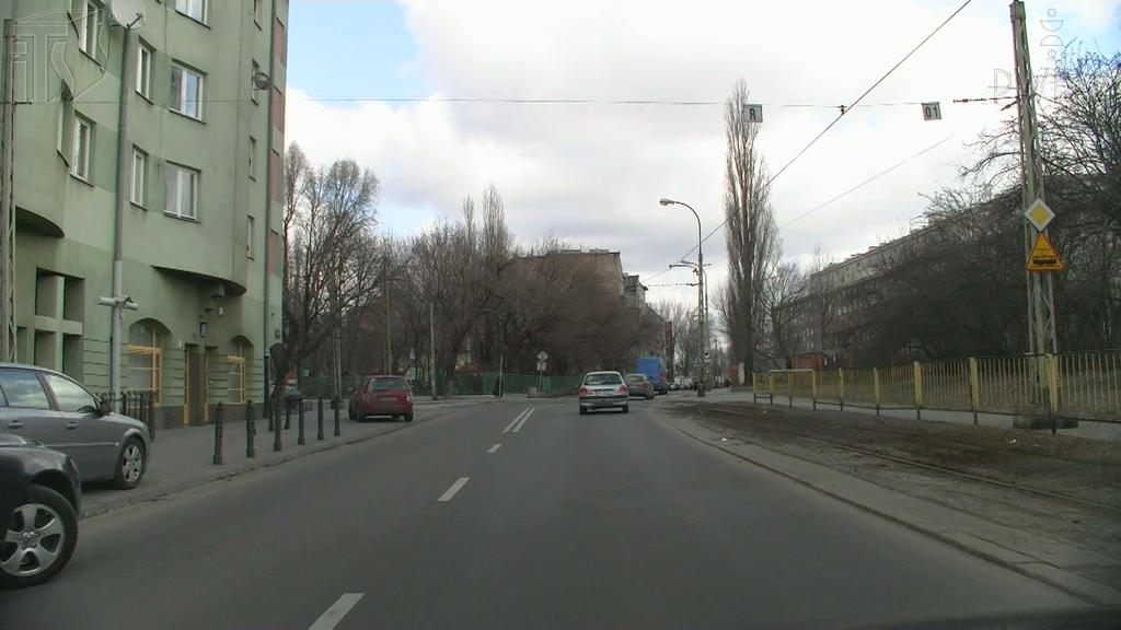Materiał do pytania: Czy zbliżając się do przejazdu tramwajowego, masz obowiązek upewnić się, czy nie nadjeżdża pojazd szynowy?