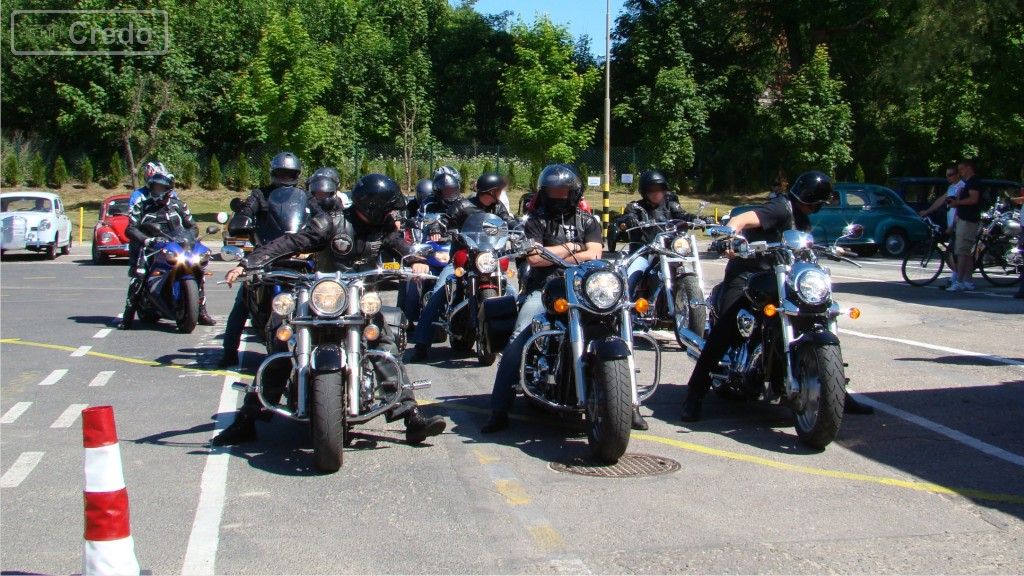 Materiał do pytania: Możesz prowadzić motocykl w zorganizowanej kolumnie pod warunkiem, że nie przekracza ona: