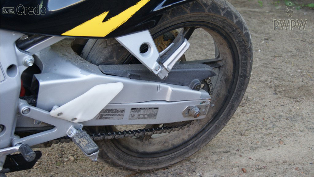 Materiał do pytania: Kierujesz motocyklem w czasie deszczu. Jak powinieneś zareagować, gdy odczujesz, że tylne koło Twojego pojazdu traci przyczepność?