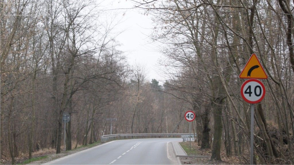 Materiał do pytania: W jaki sposób zwiększysz widoczność w przypadku zbliżania się do zakrętu o ograniczonej widoczności w prawo?