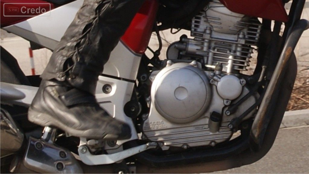 Materiał do pytania: Kierując motocyklem efekt hamowania silnikiem uzyskasz: