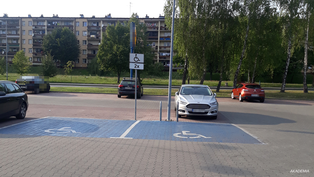 Materiał do pytania: Czy dozwolony jest postój na wyznaczonych miejscach dla osób niepełnosprawnych, jeśli nie będzie trwał więcej niż 15 minut?