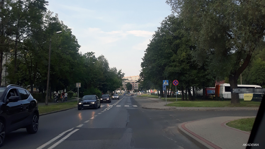 Materiał do pytania: Czy w widocznej sytuacji kierujący może włączyć światła drogowe?