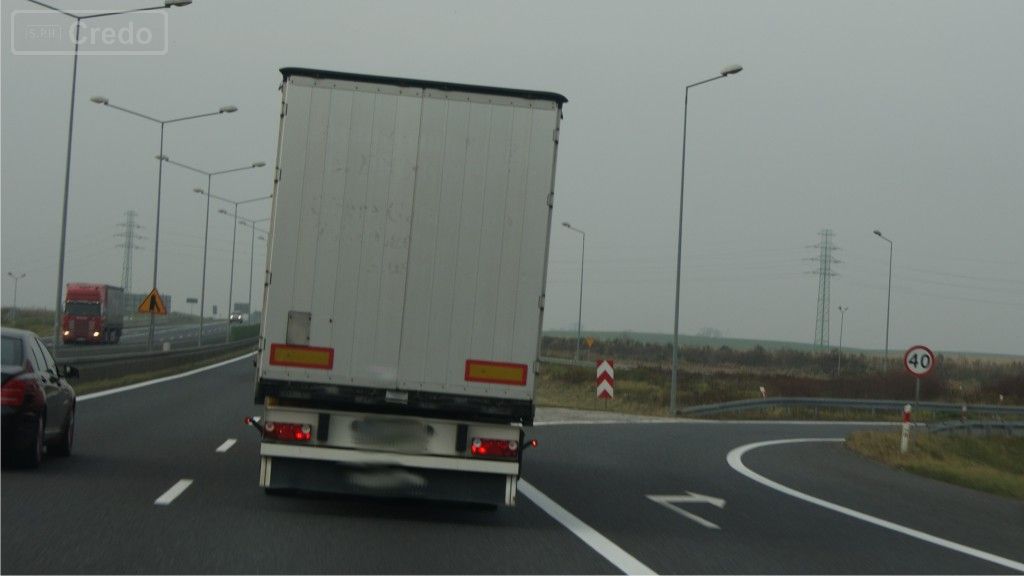 Materiał do pytania: Jak należy się zachować w przypadku pomylenia zjazdu na drodze o wzmożonym ruchu?