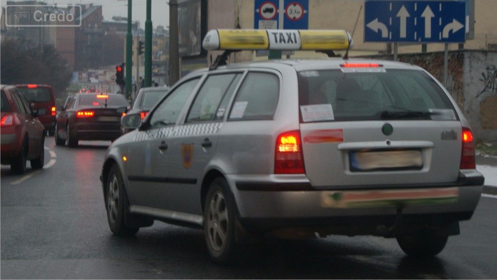 Materiał do pytania: Co zrobisz jeśli na skrzyżowaniu wjedzie tuż przed Ciebie inny pojazd wymuszając pierwszeństwo przejazdu?