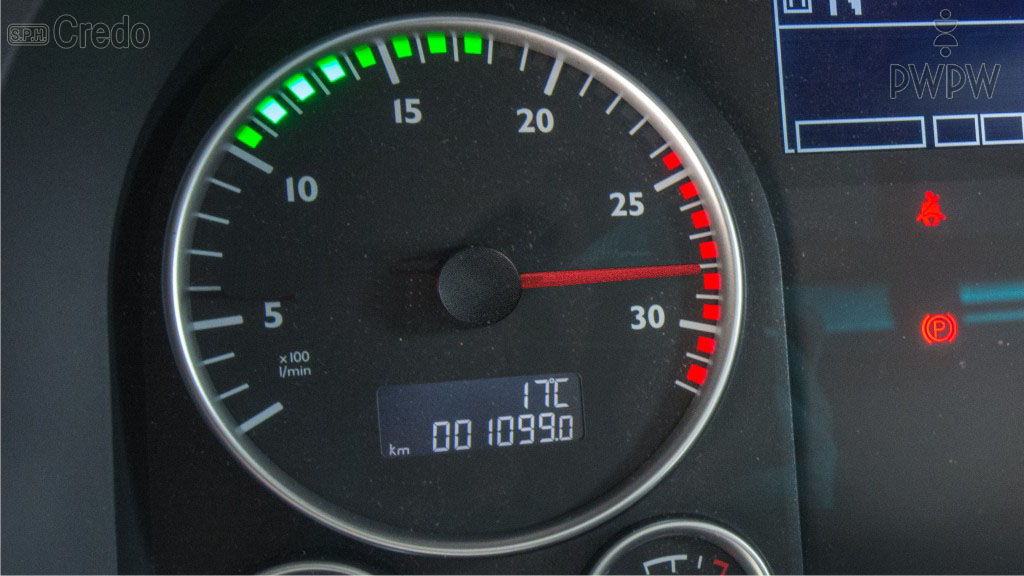 Materiał do pytania: Jakie może być następstwo długotrwałej jazdy autobusem, gdy wskaźnik obrotomierza znajduje się cały czas na czerwonym polu?