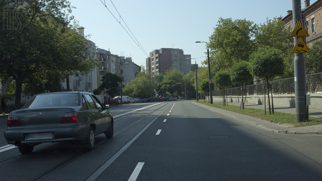 Materiał do pytania: Zostałeś właśnie wyprzedzony przez pojazd widoczny przed Tobą. Czy bezpośrednio po wyprzedzeniu wolno Ci zwiększyć prędkość?